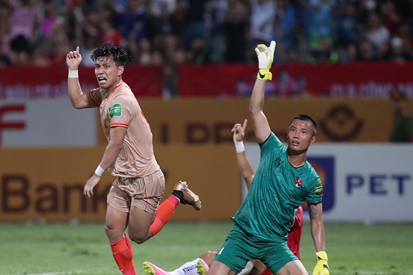 Vòng ba giai đoạn II V.League 1-2023: VAR và ngôi đầu đổi chủ - Anh 2