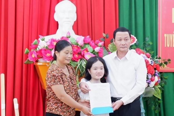 Tuyển dụng đặc cách cô giáo không tay ở xứ Thanh - Anh 1