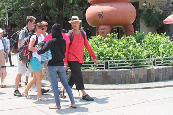 Chấn chỉnh môi trường du lịch để thu hút khách - Anh 1