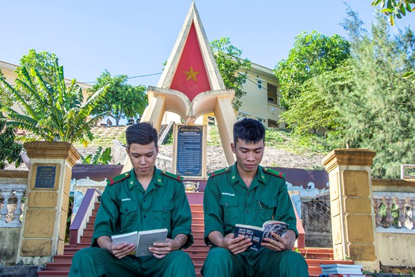 Sách “best seller” đến với chiến sĩ - Anh 2