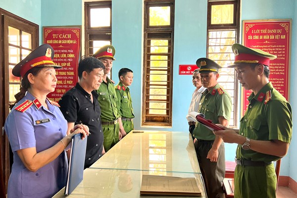 Bắt giam giám đốc một công ty khai thác khoáng sản trái phép - Anh 1