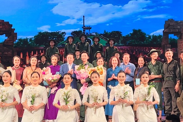Phó Thủ tướng Trần Hồng Hà xem vở chèo Mưa đỏ - Anh 1
