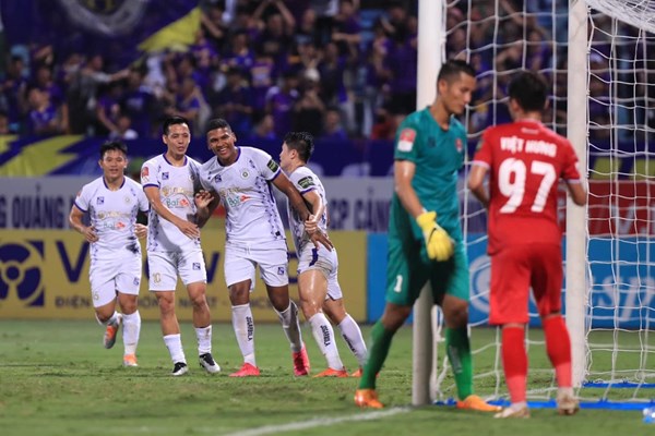 CLB Hà Nội và Công an Hà Nội cùng thắng, tiếp tục đua vô địch V.League - Anh 1