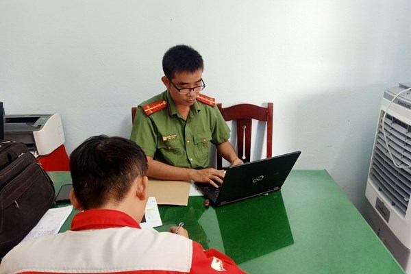Đăng tải hành vi xúc phạm lực lượng Công an nhân dân, một thanh niên bị xử phạt 7.5 triệu đồng - Anh 1