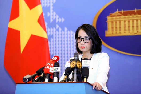 Yêu cầu Philippines xử lý nghiêm vụ việc nhóm người phá hoại quốc kỳ Việt Nam - Anh 1