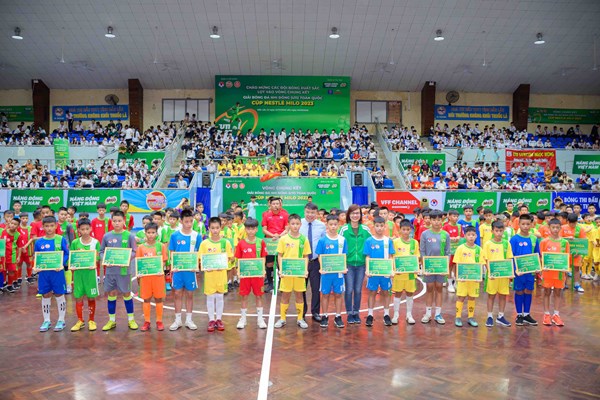 Tiếp sức cho các cầu thủ nhí - Anh 1