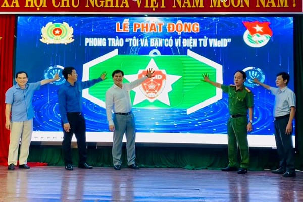 Quảng Ngãi: Phát động phong trào “Tôi và bạn có Ví điện tử VneID” - Anh 2
