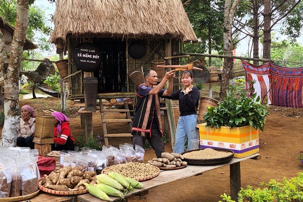 Khu du lịch sinh thái quốc gia Măng Đen: Hút khách bằng văn hóa truyền thống - Anh 2