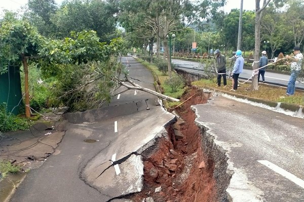 Tình trạng sạt lở, sụt lún ở Đắk Nông: Cần công bố tình huống khẩn cấp về thiên tai để có các giải pháp ứng phó - Anh 2