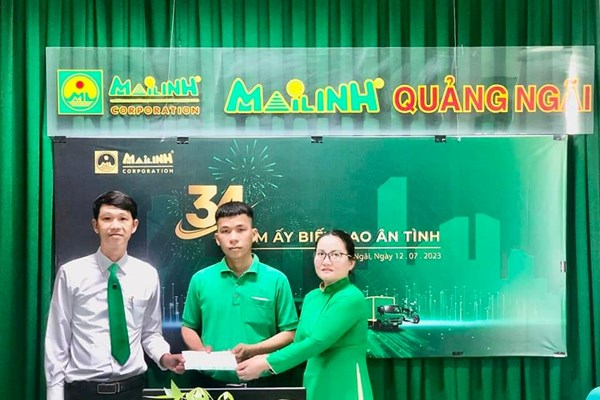 Tài xế xe taxi chủ động trả lại cho khách du lịch hơn 400 triệu đồng tiền chuyển nhầm - Anh 1
