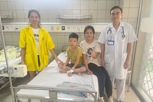 Bệnh nhi đuối nước sống sót nhờ được sơ cứu đúng cách - Anh 1