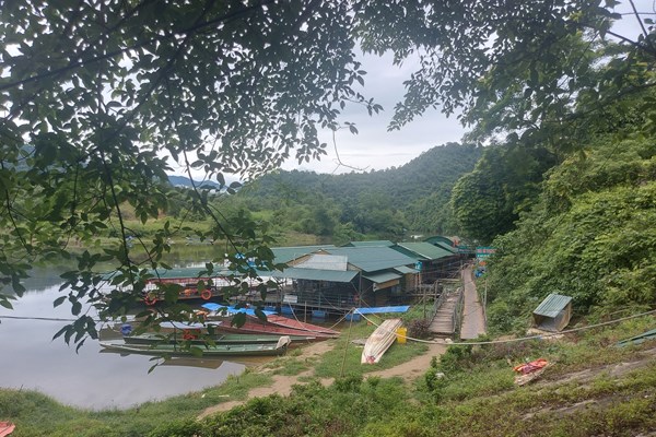 Tại đập Phà Lài xã Môn Sơn (Con Cuông, Nghệ An): Nguy hiểm rình rập, vẫn vô tư đón khách - Anh 2