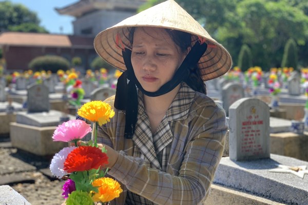 Chuyện về nữ quản trang ở vùng “đất thép” Vĩnh Linh - Anh 1