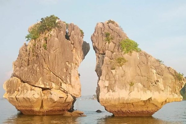 Hòn trống mái ở vịnh Hạ Long có nguy cơ bị gãy, đổ: Cần ngay giải pháp bảo tồn cấp thiết - Anh 1