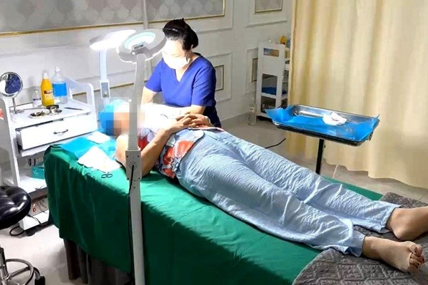 Đà Nẵng: Một cơ sở thẩm mỹ để nhân viên lao công phẫu thuật cho khách - Anh 1