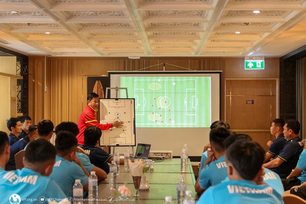 Không đặt áp lực thành tích lên đôi chân của các cầu thủ trẻ - Anh 1