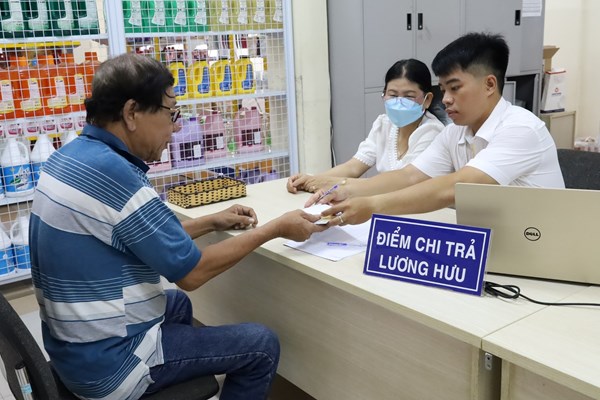 100% người hưởng qua tài khoản ATM đã nhận tiền lương hưu, trợ cấp mới - Anh 1