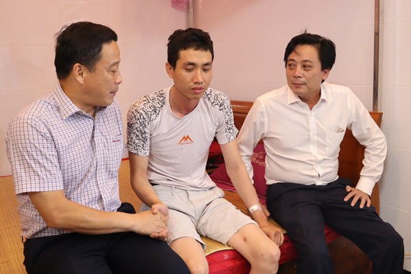 Anh thợ điện lao xuống sông Gianh cứu người đuối nước - Anh 2