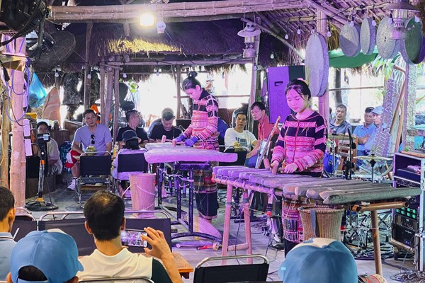 Hút khách du lịch bằng nhịp điệu đàn đá - Anh 1