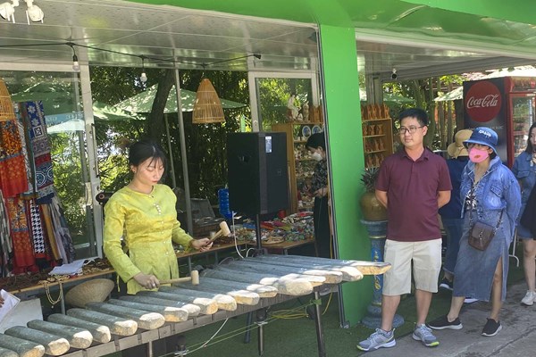 Hút khách du lịch bằng nhịp điệu đàn đá - Anh 2