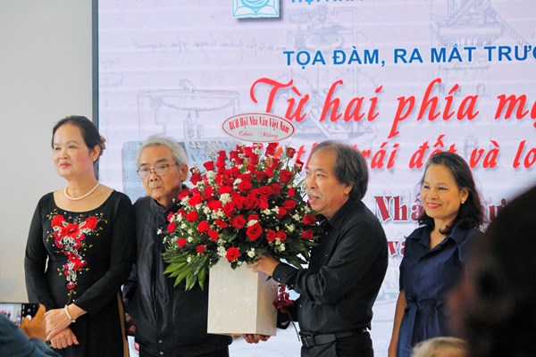 Ra mắt trường ca “Từ hai phía mặt trời: Sử thi trái đất và loài người” - Anh 2
