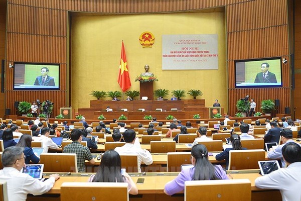Đại biểu Quốc hội chuyên trách thảo luận chín dự án luật - Anh 1
