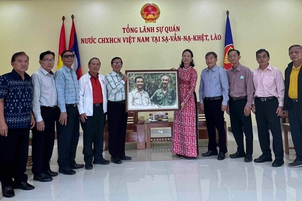 Trao tặng bức tranh màu nước cho Tổng lãnh sự quán VN tại Lào - Anh 1