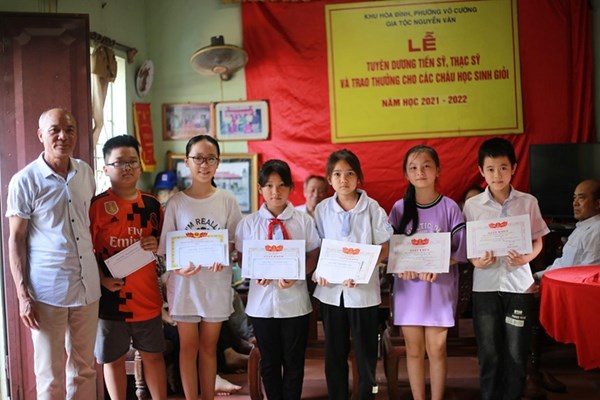 Phát huy vai trò của gia đình, dòng họ trong xây dựng xã hội học tập (Kỳ cuối): Khuyến học - khuyến tài - Anh 2