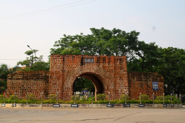 Cây cối lại mọc um tùm trên cổng thành cổ tuyên quang: Chọn cây xanh hay bảo tồn di tích? - Anh 3