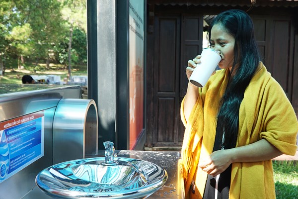 Vận hành trạm cấp nước tại các điểm di tích ở Huế: Lan tỏa hành động giảm thải nhựa - Anh 2