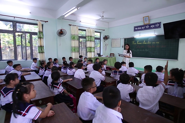 Gần 18 ngàn học sinh lớp 1 ở Quảng Ngãi tựu trường - Anh 2