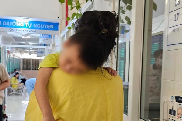 Chưa rõ nguyên nhân cháu bé hai tuổi bị hoại tử mắt sau khi bóc giả mạc - Anh 1