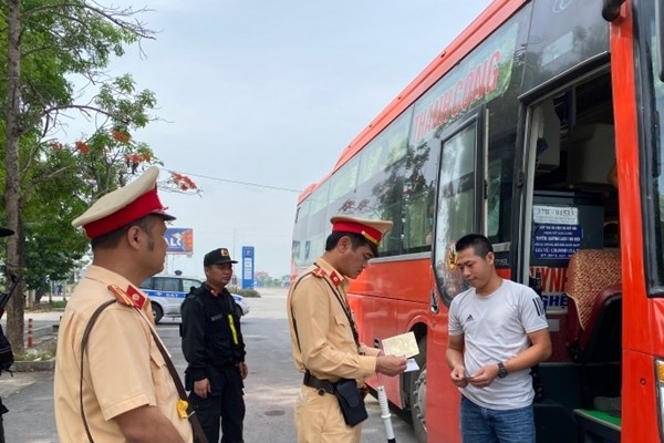 Thanh Hoá: Xử lý hơn 240 xe ô tô vận tải hành khách, xe container vi phạm - Anh 1