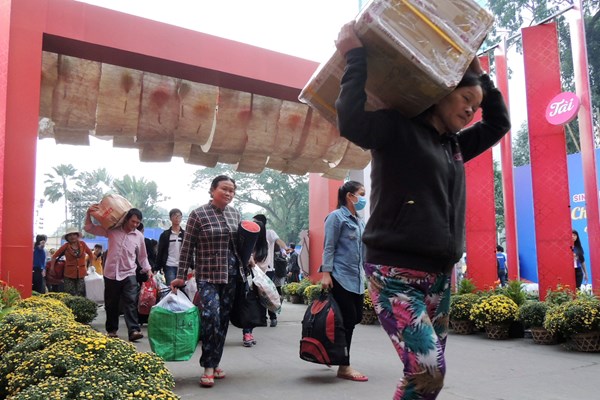 Người lao động lớn tuổi đang đuối sức... nơi phố thị - Anh 1