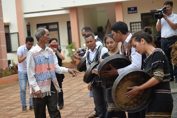 Nghệ nhân ưu tú K’Tiếu: Người giữ cho tiếng cồng chiêng ngân vang mãi - Anh 4