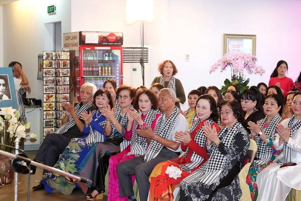 Trao tặng Bảo tàng Phụ nữ tranh chân dung nữ tướng Nguyễn Thị Định làm từ lá sen - Anh 1