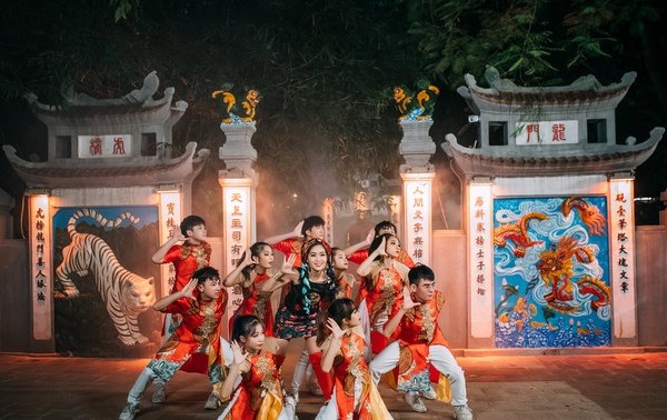 Ca sĩ Hà Myo trình diễn xẩm Hà Nội