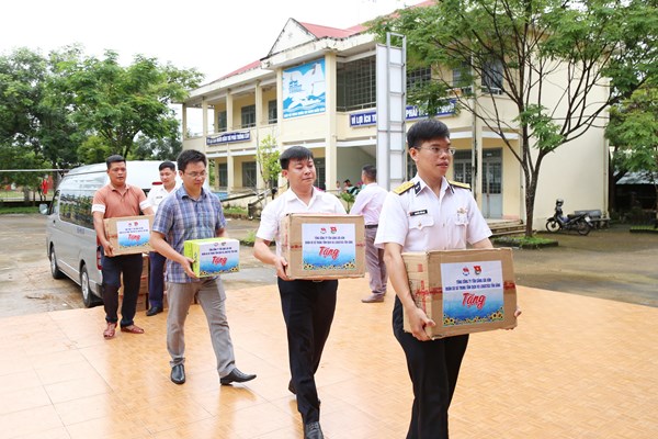 Chương trình “Nâng bước em đến trường” tại huyện Ia H’Drai - Anh 1