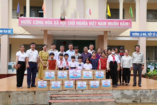 Chương trình “Nâng bước em đến trường” tại huyện Ia H’Drai - Anh 3