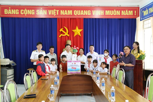 Chương trình “Nâng bước em đến trường” tại huyện Ia H’Drai - Anh 2