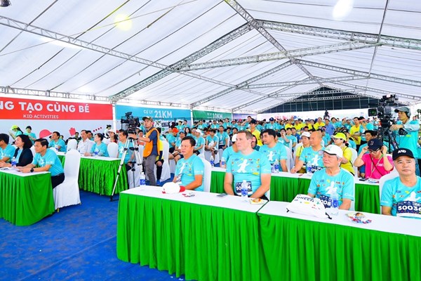 Hơn 3.000 VĐV tham dự giải chạy Marathon tại Bình Dương - Anh 1