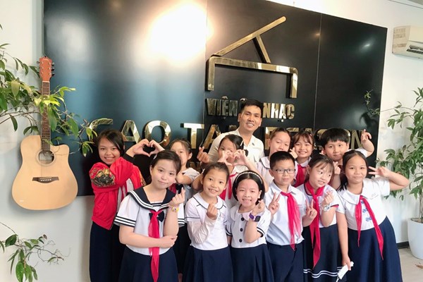 Người thầy “truyền lửa” cho âm nhạc - Anh 1