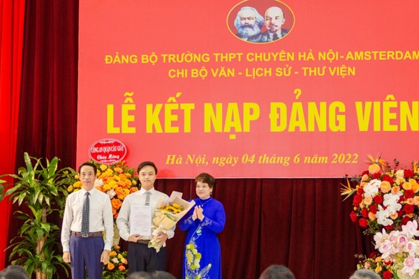 Hà Nội kết nạp 82 đảng viên là học sinh THPT - Anh 2
