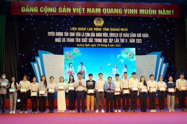 Quảng Ngãi: Tuyên dương 350 tân sinh viên có thành tích xuất sắc trong học tập - Anh 2