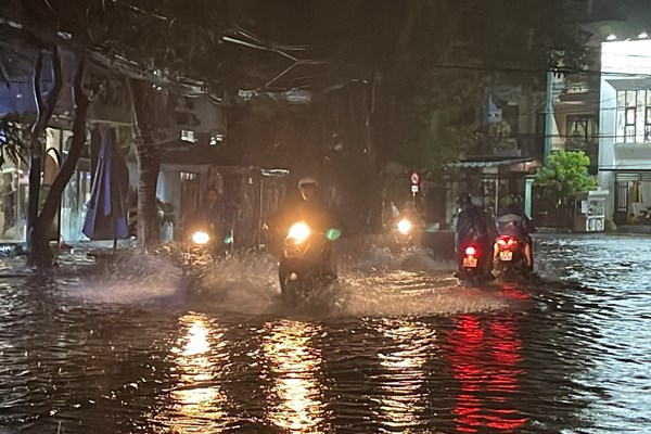 Mưa lớn, nhiều tuyến đường ở Quảng Ngãi biến thành sông - Anh 2