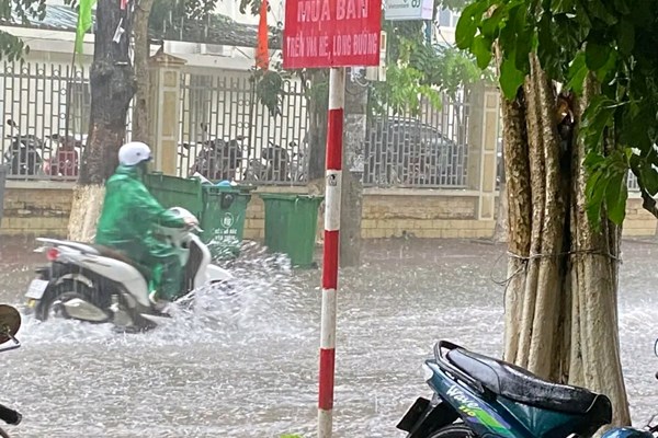 Mưa lớn, nhiều tuyến đường ở Quảng Ngãi biến thành sông - Anh 4