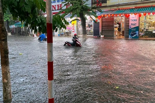 Mưa lớn, nhiều tuyến đường ở Quảng Ngãi biến thành sông - Anh 3