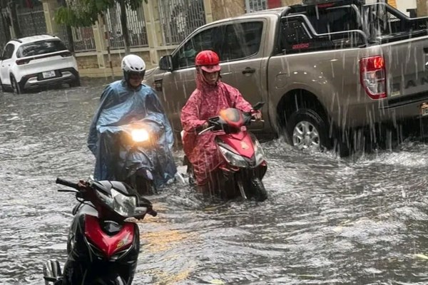 Mưa lớn, nhiều tuyến đường ở Quảng Ngãi biến thành sông - Anh 1