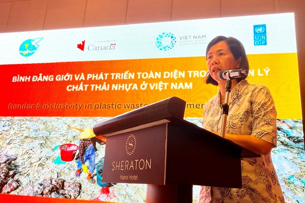 Phụ nữ có vai trò quan trọng trong giải quyết vấn đề rác thải nhựa - Anh 1