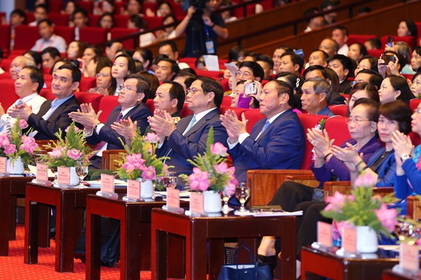 Phát huy vai trò tiên phong, giá trị văn hóa và sức mạnh con người Việt Nam - Anh 1